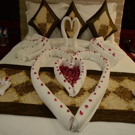 Charanpahari Hotel Ню Делхи Екстериор снимка