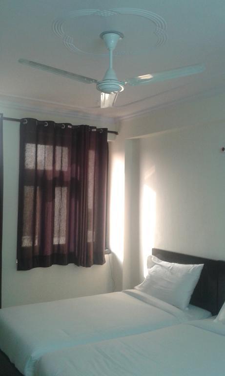 Charanpahari Hotel Ню Делхи Екстериор снимка