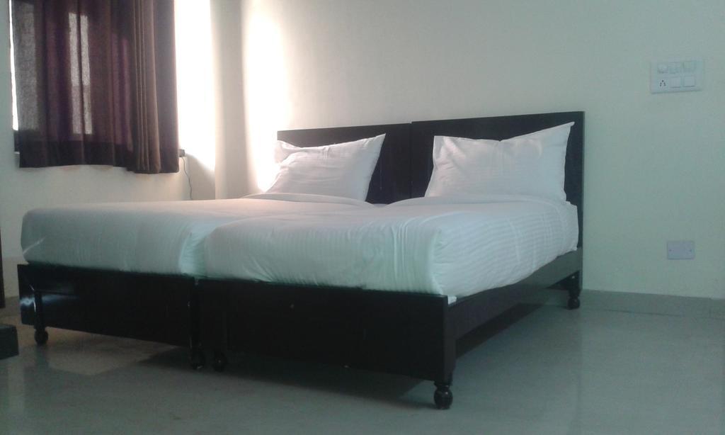 Charanpahari Hotel Ню Делхи Стая снимка