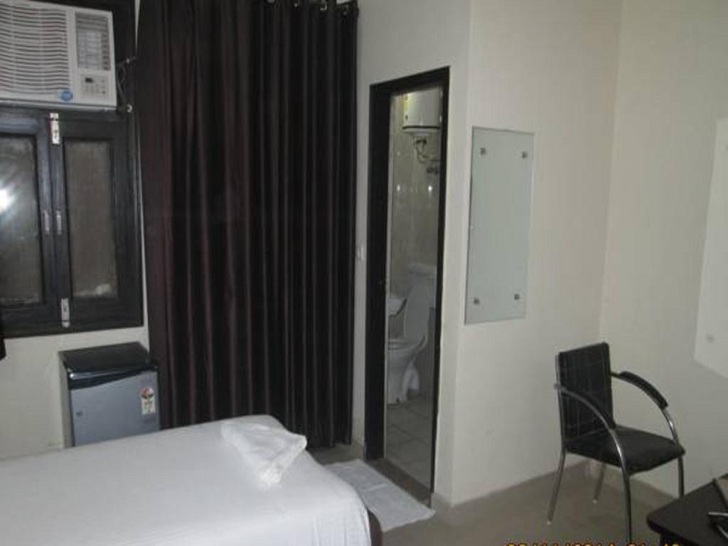 Charanpahari Hotel Ню Делхи Екстериор снимка