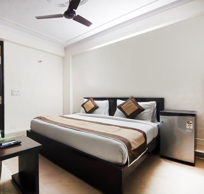 Charanpahari Hotel Ню Делхи Екстериор снимка