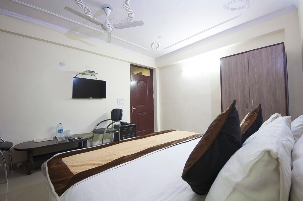 Charanpahari Hotel Ню Делхи Екстериор снимка