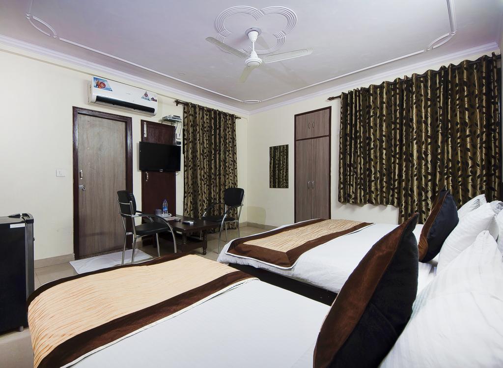 Charanpahari Hotel Ню Делхи Екстериор снимка
