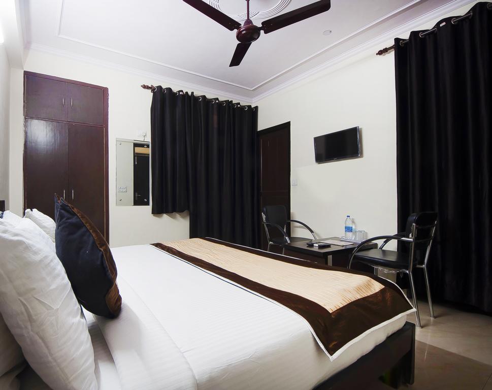 Charanpahari Hotel Ню Делхи Екстериор снимка