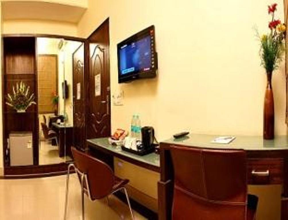 Charanpahari Hotel Ню Делхи Екстериор снимка