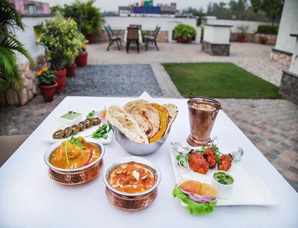 Charanpahari Hotel Ню Делхи Екстериор снимка