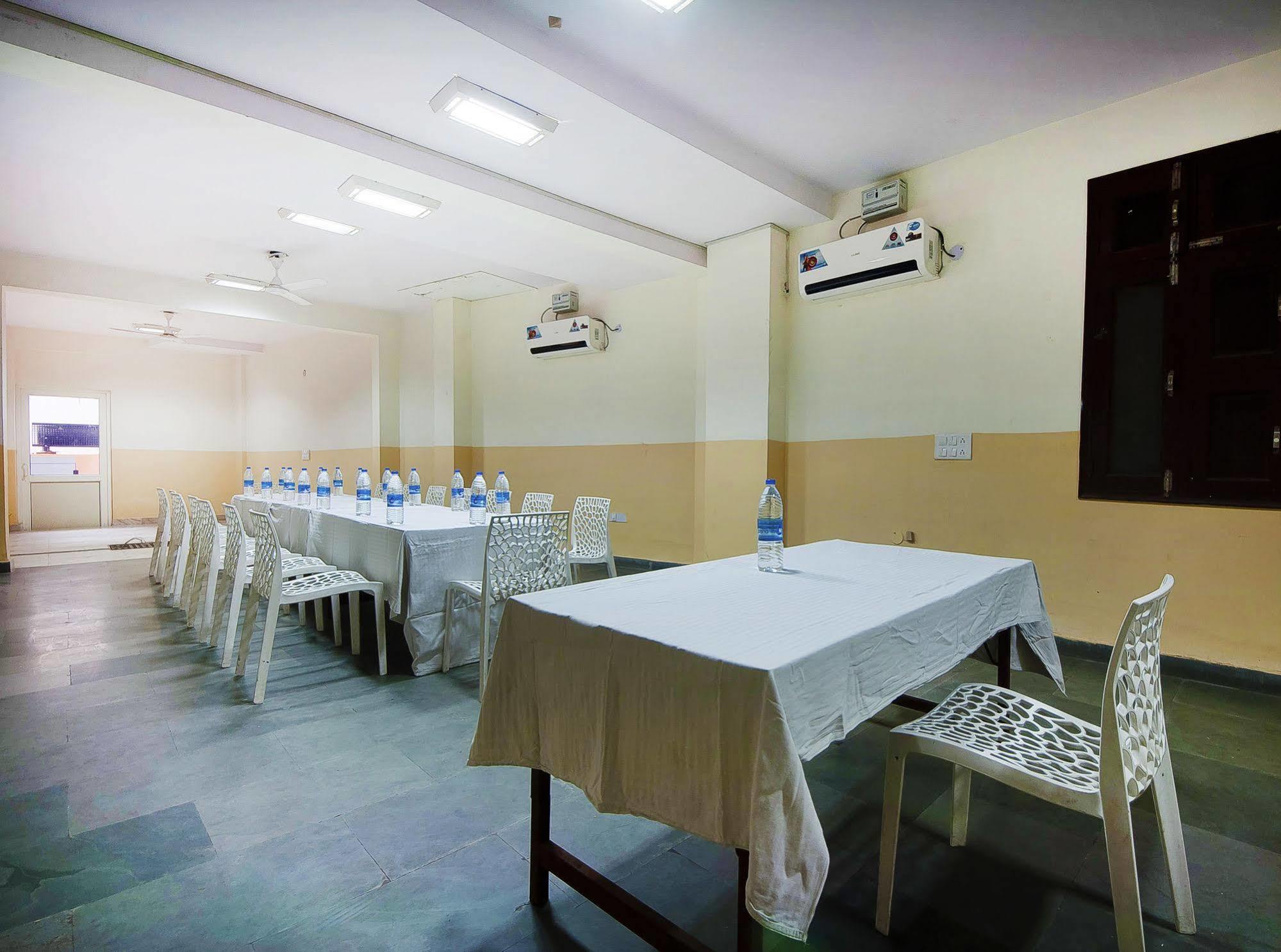 Charanpahari Hotel Ню Делхи Екстериор снимка