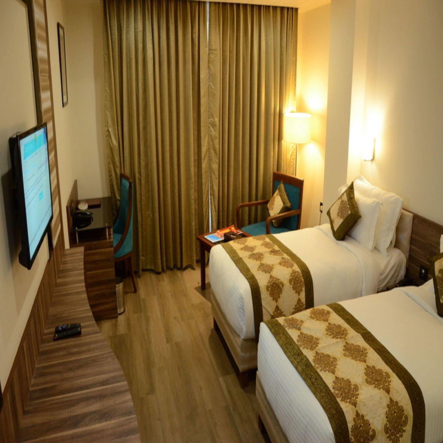 Charanpahari Hotel Ню Делхи Екстериор снимка