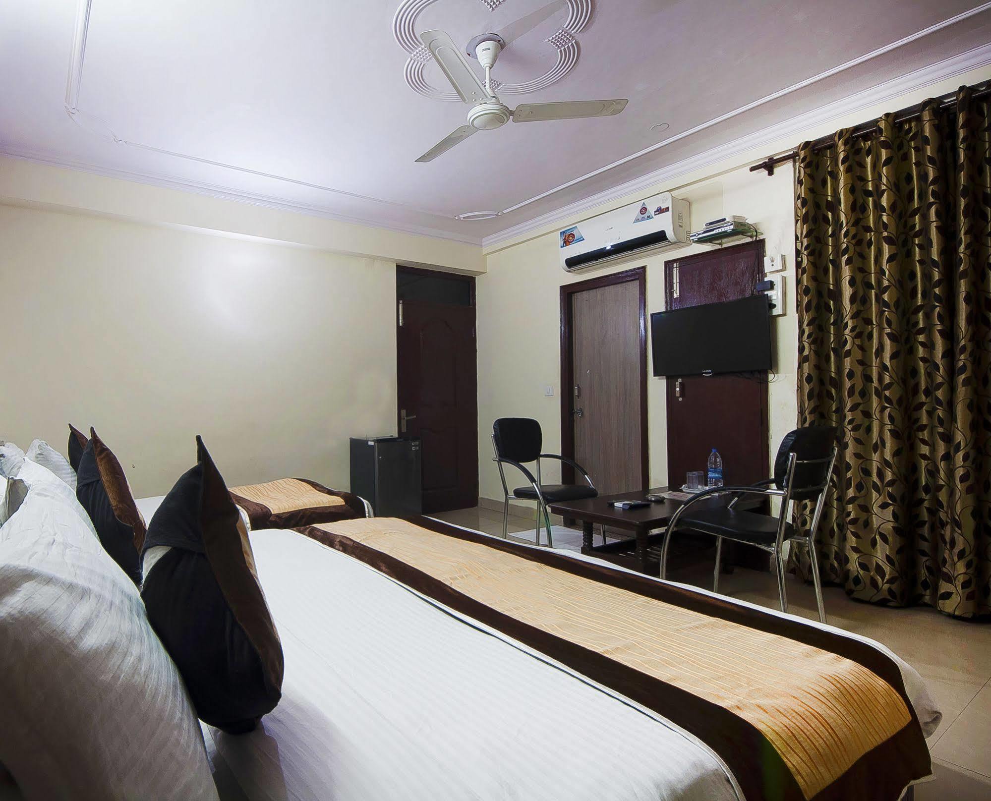 Charanpahari Hotel Ню Делхи Екстериор снимка