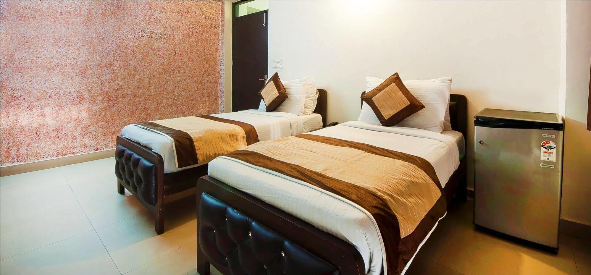 Charanpahari Hotel Ню Делхи Екстериор снимка