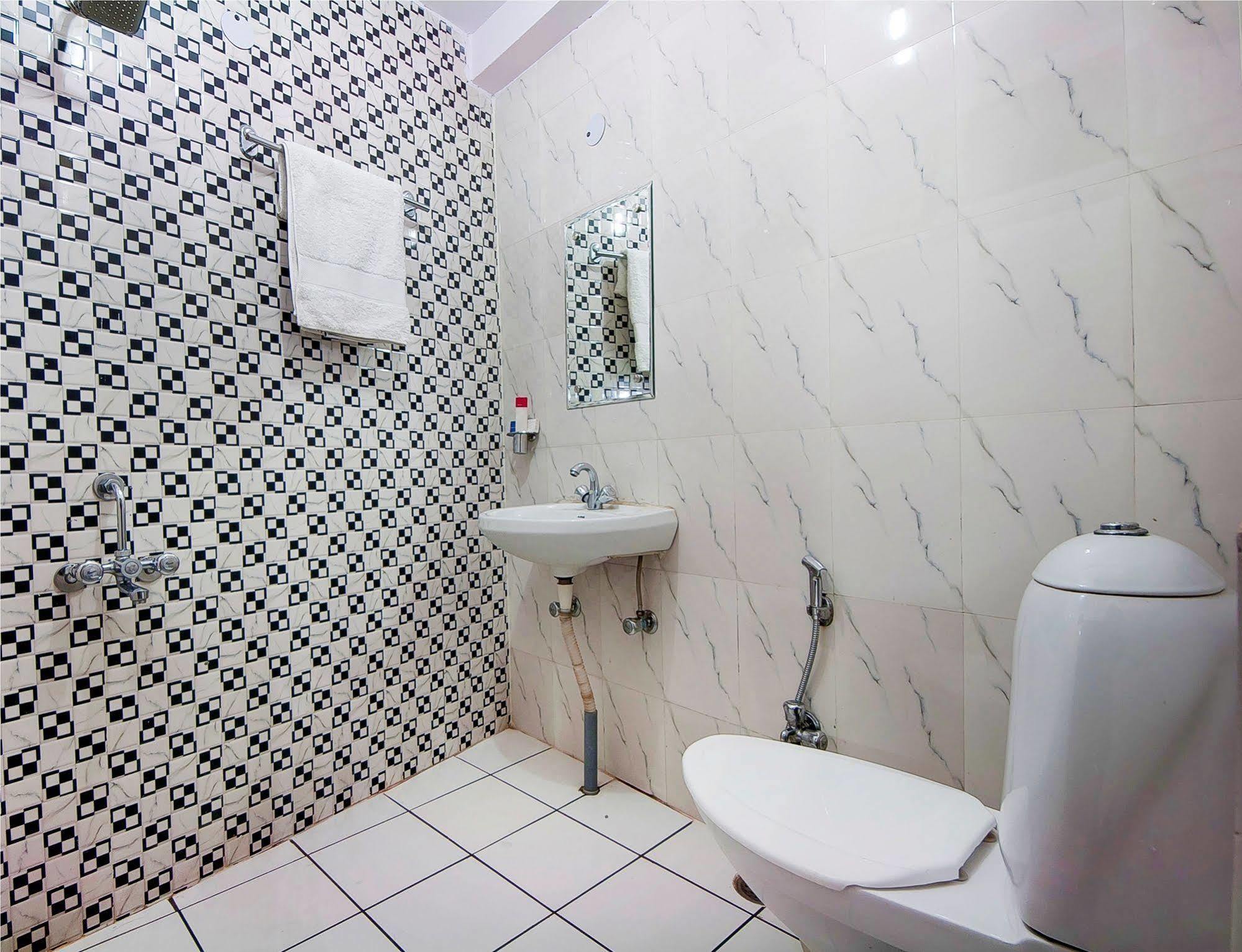 Charanpahari Hotel Ню Делхи Екстериор снимка