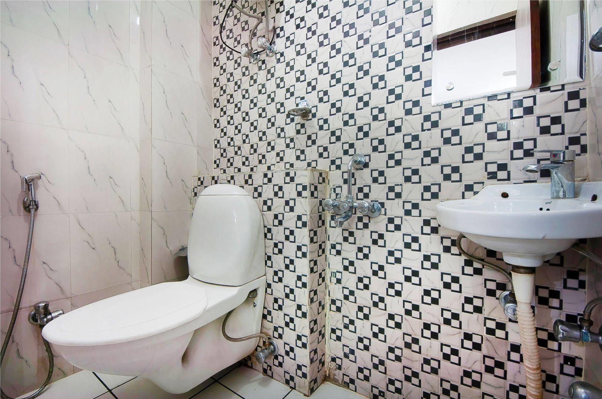 Charanpahari Hotel Ню Делхи Екстериор снимка