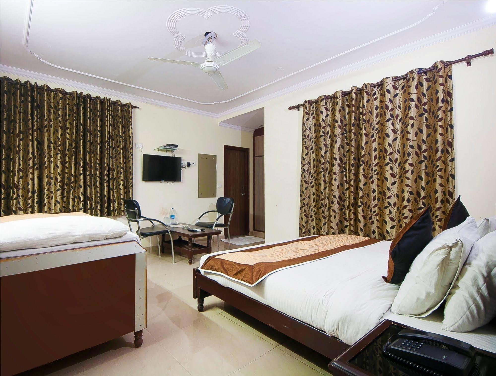 Charanpahari Hotel Ню Делхи Екстериор снимка