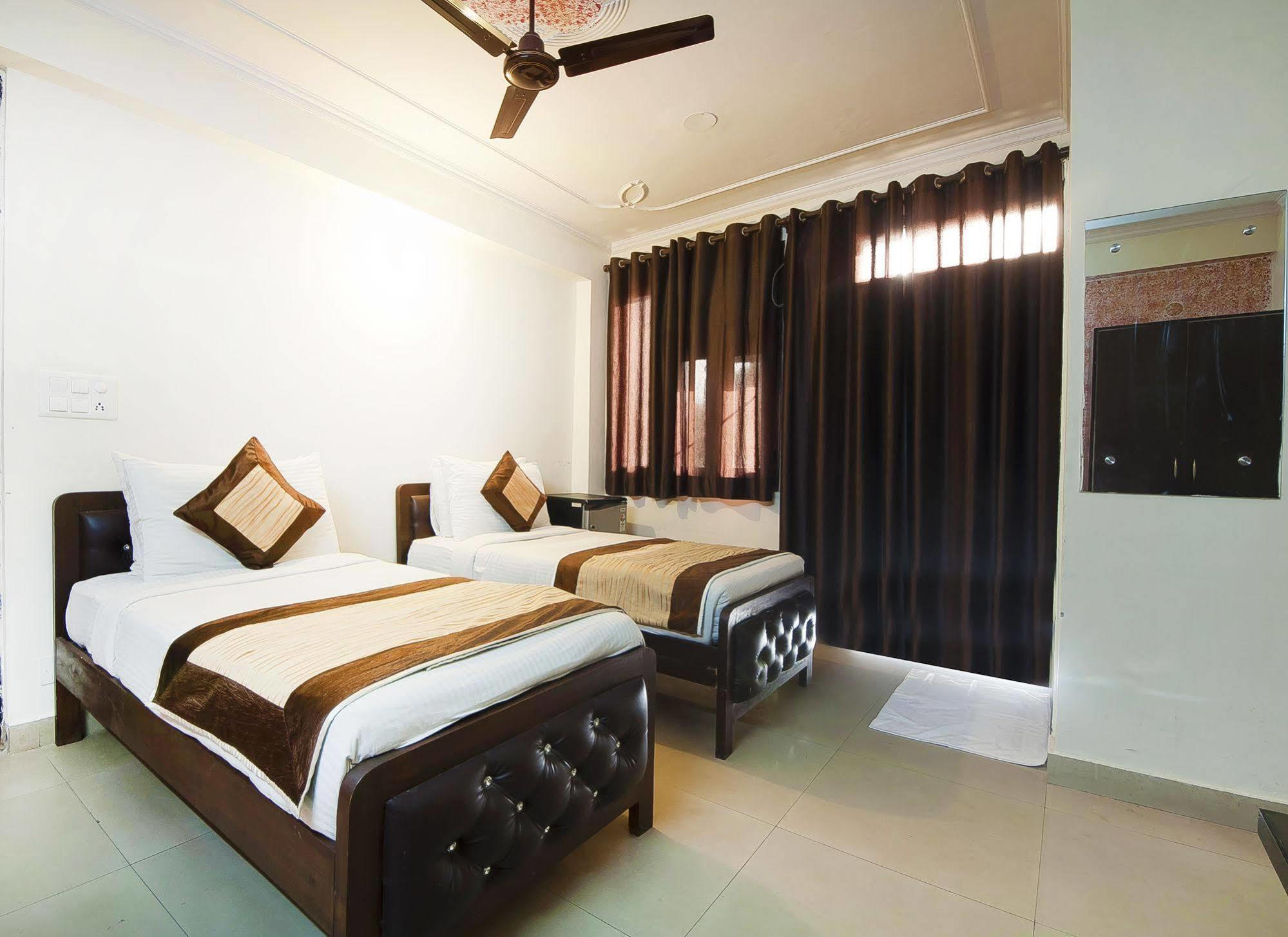 Charanpahari Hotel Ню Делхи Екстериор снимка