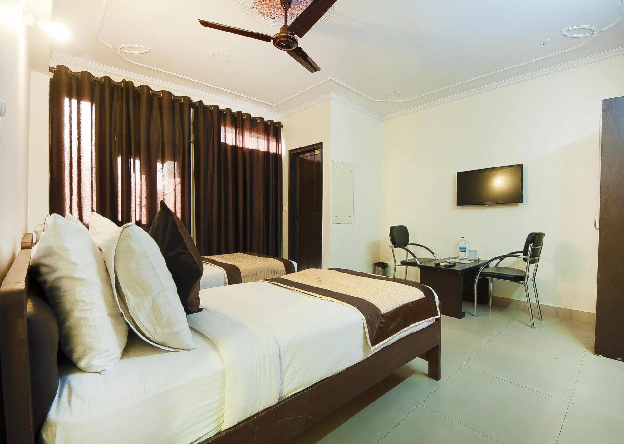 Charanpahari Hotel Ню Делхи Екстериор снимка