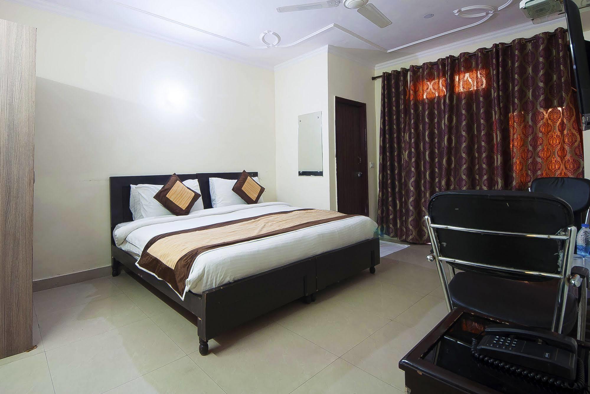 Charanpahari Hotel Ню Делхи Екстериор снимка