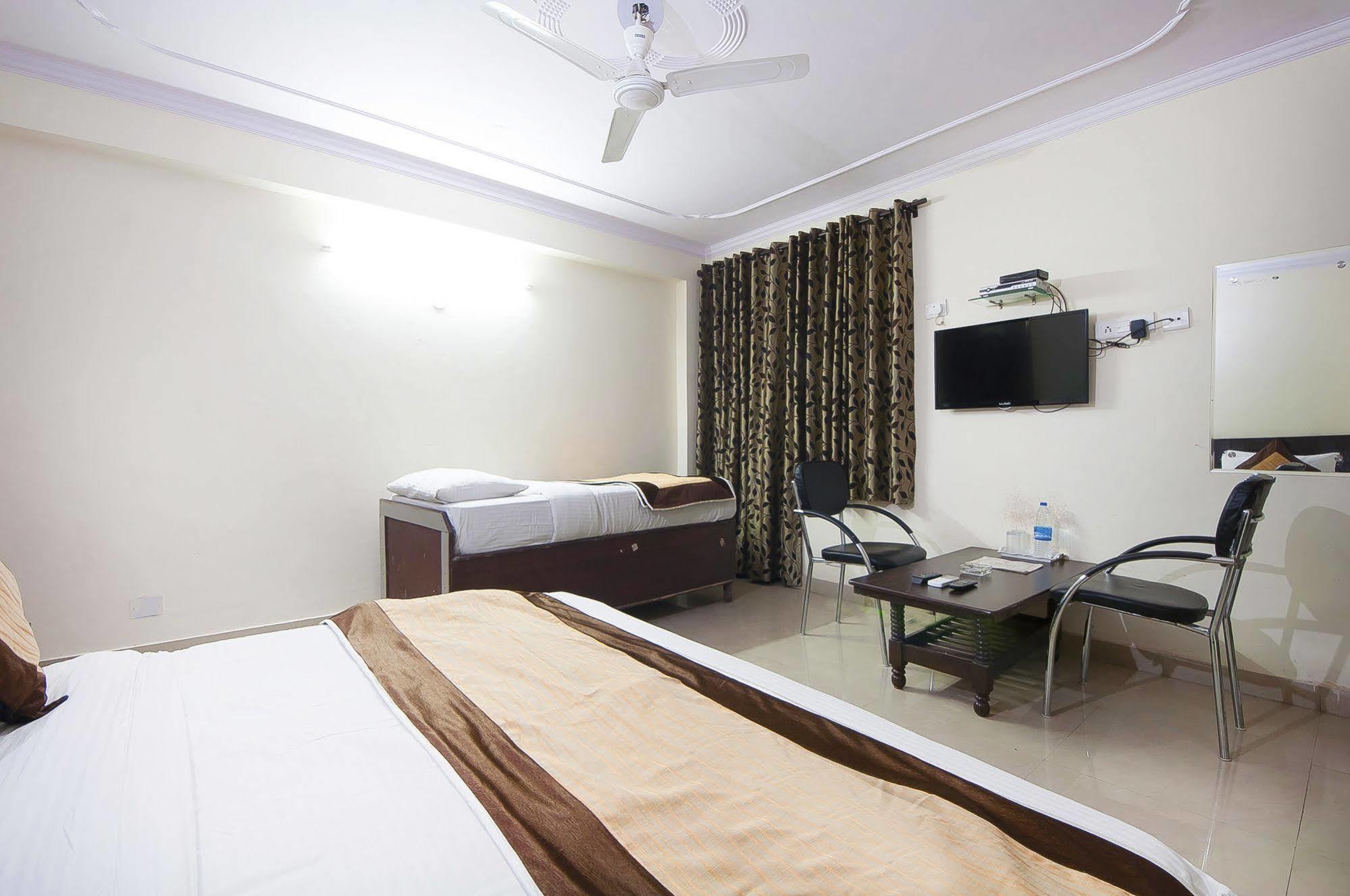 Charanpahari Hotel Ню Делхи Екстериор снимка