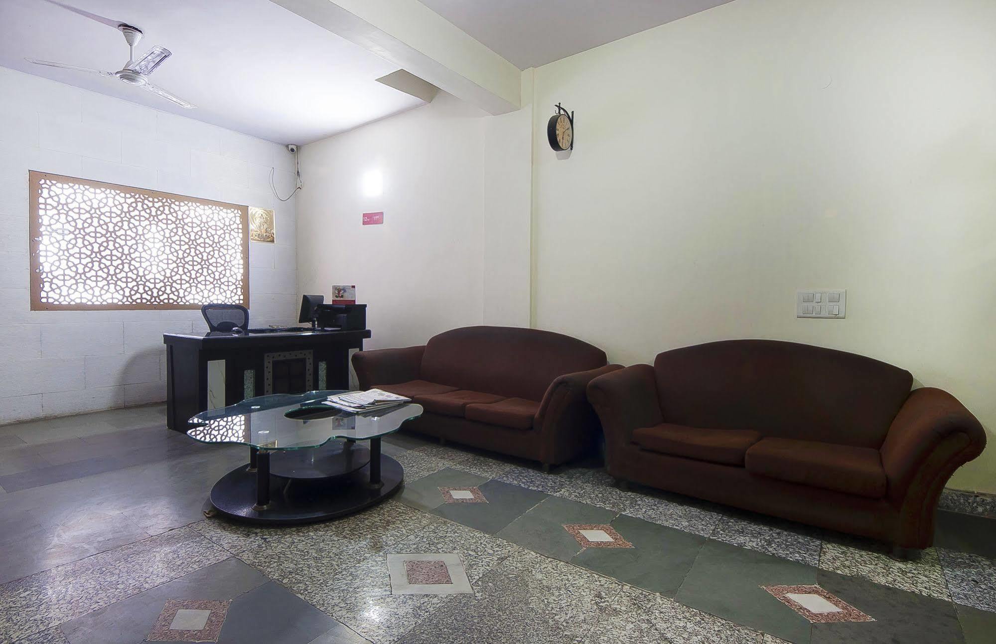 Charanpahari Hotel Ню Делхи Екстериор снимка