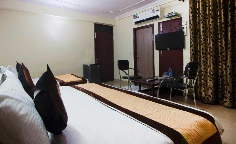 Charanpahari Hotel Ню Делхи Екстериор снимка
