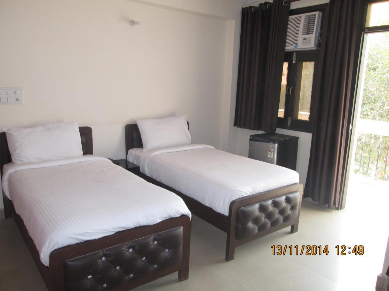 Charanpahari Hotel Ню Делхи Екстериор снимка