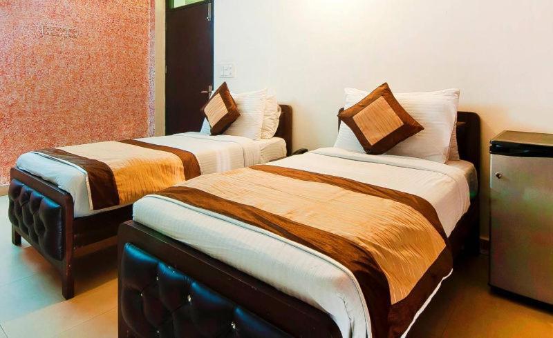 Charanpahari Hotel Ню Делхи Екстериор снимка