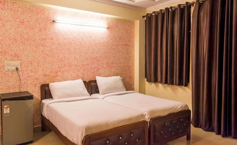 Charanpahari Hotel Ню Делхи Екстериор снимка