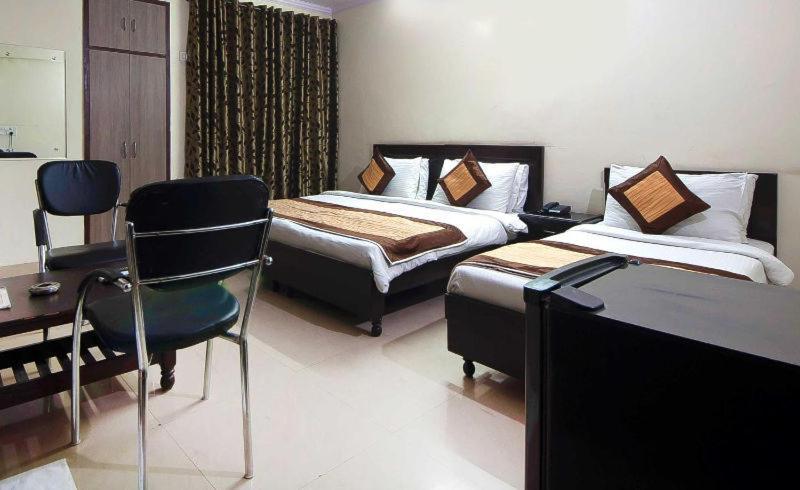 Charanpahari Hotel Ню Делхи Екстериор снимка