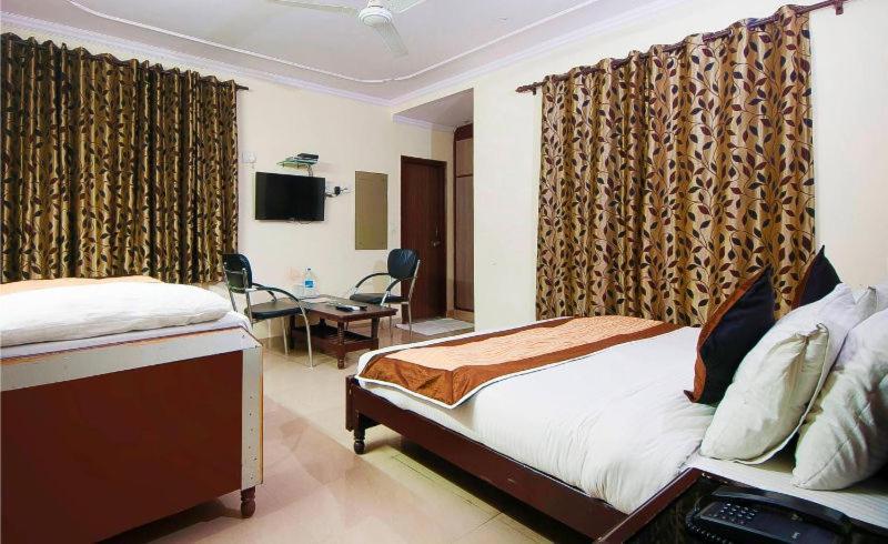 Charanpahari Hotel Ню Делхи Екстериор снимка