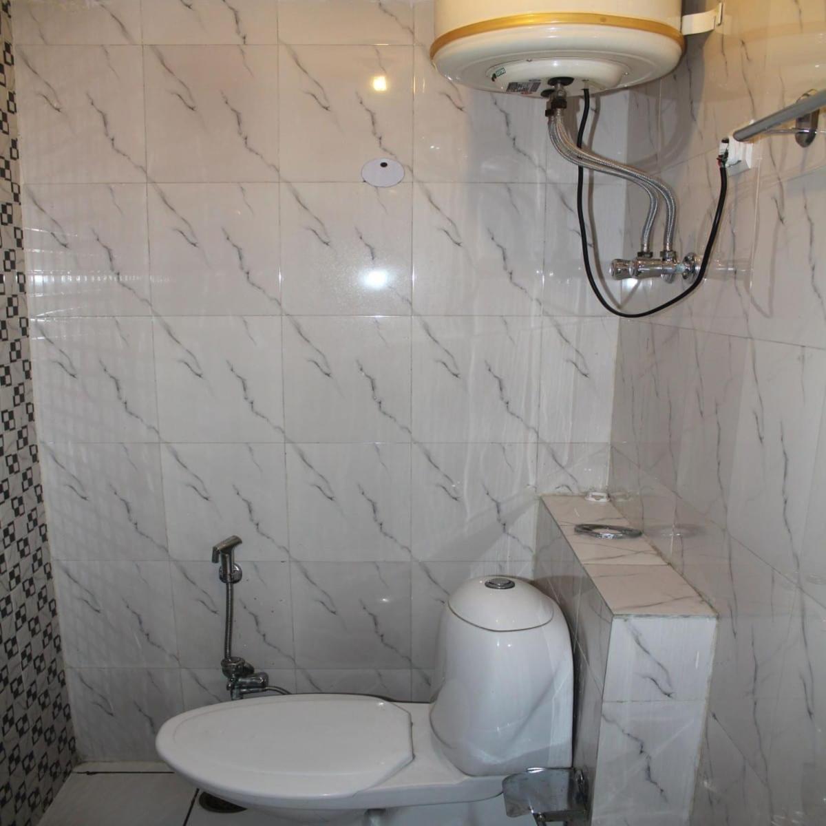 Charanpahari Hotel Ню Делхи Екстериор снимка