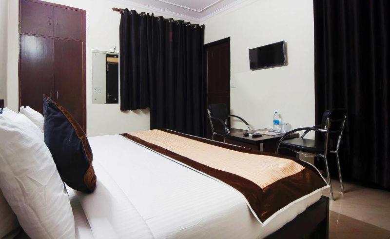 Charanpahari Hotel Ню Делхи Екстериор снимка